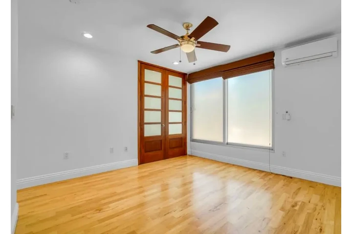 $2465 : 3Beds/2Baths in W Pico Blvd image 7
