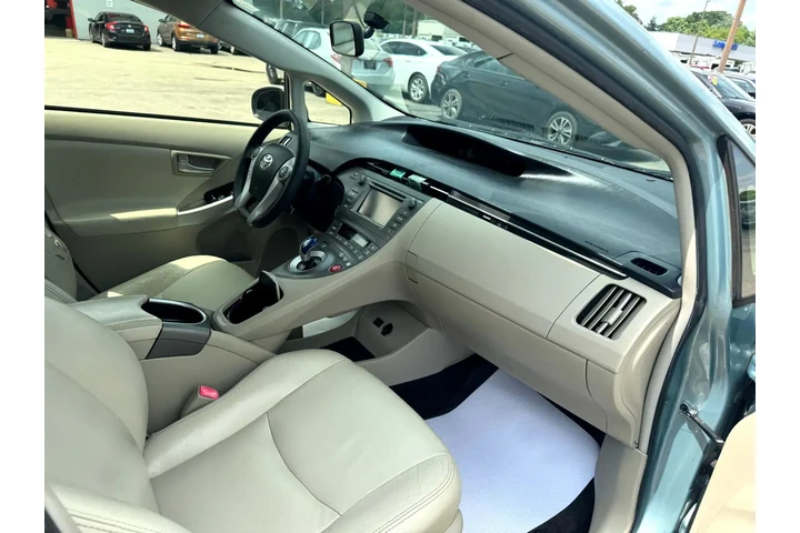 $5890 : 2012 Prius 5dr HB Three (Natl) image 9