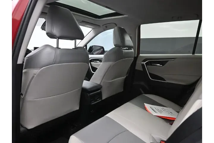 $22452 : Toyota RAV4 2021 XLE Premium image 2