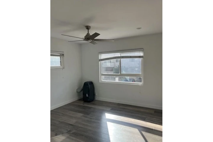 $1500 : 1 Bedroom 1 Bath Apt in Carson image 5