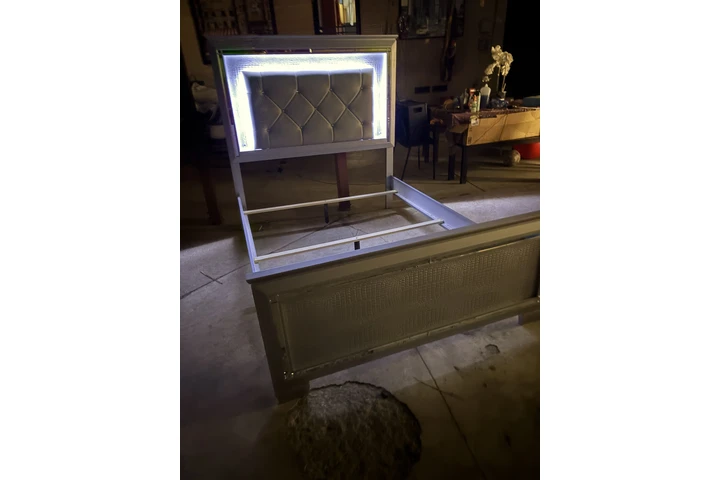 $300 : Cama de Ashley image 2