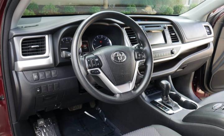 $16000 : 2018 Toyota Highlander LE image 3