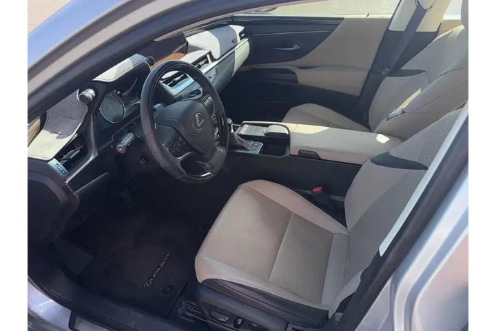 $29998 : Lexus ES 300h 2019 Luxury 4d image 2