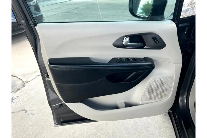 2019 Pacifica Limited image 10