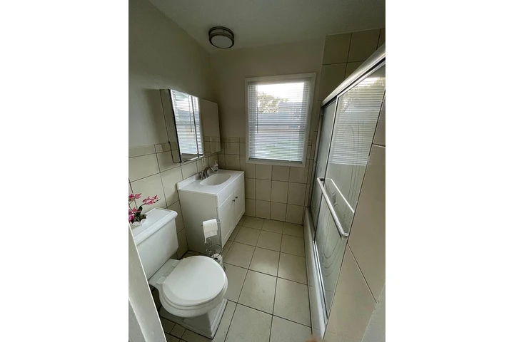 $800 : Spacious 2 bed, 1 bath freshl image 7