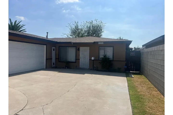 $2300 : Home available in Downey image 1