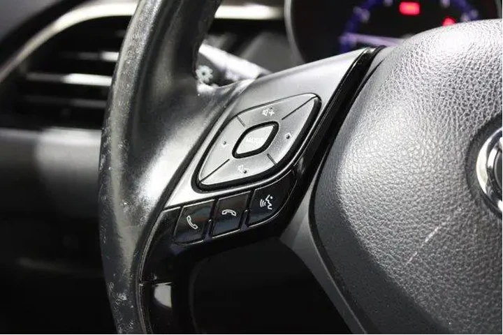 $17989 : Toyota C-HR 2019 XLE 4dr Cro image 10