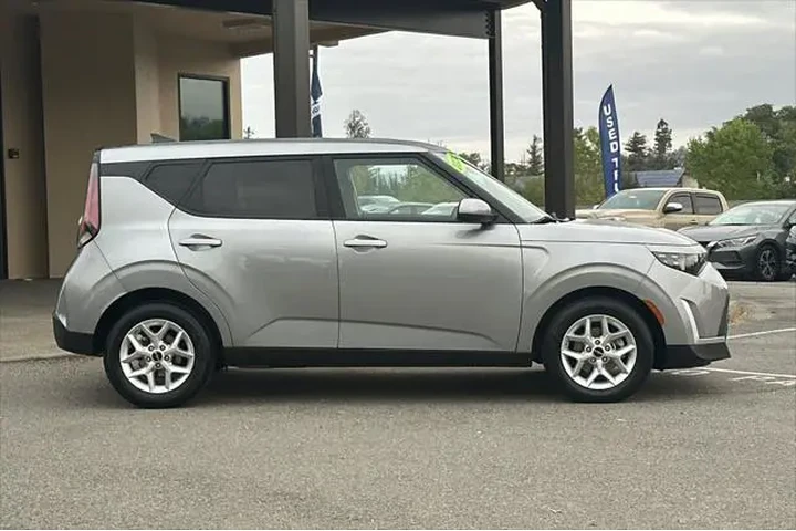 $16990 : Kia Soul 2024 LX 4dr Crossov image 3