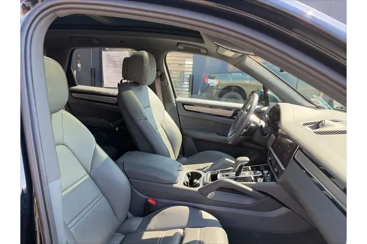 $60 : Porsche Cayenne 2023 AWD Pla image 9