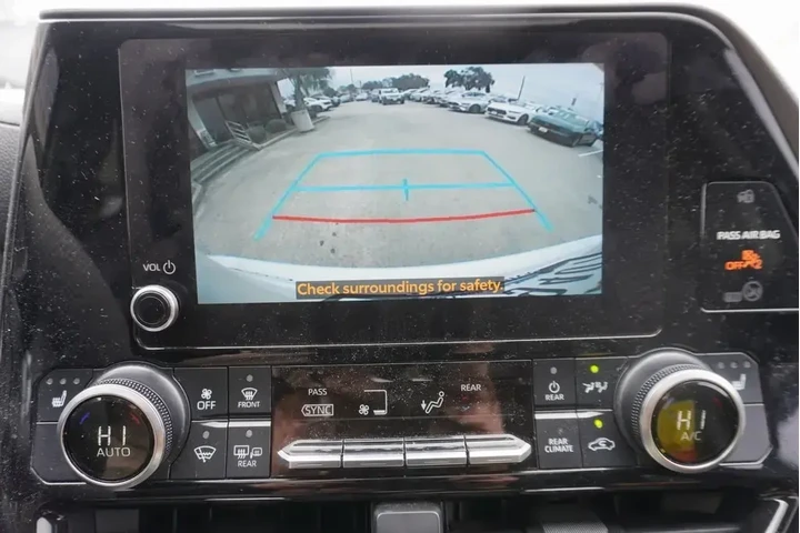 $33288 : Toyota Highlander 2023 LE 4d image 9