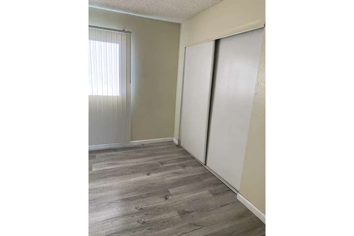 $1300 : Sunshine Apts 1420 Pumalo St image 8