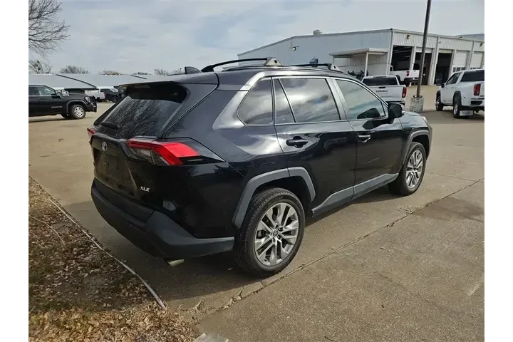 $23987 : Toyota RAV4 2021 XLE Premium image 5