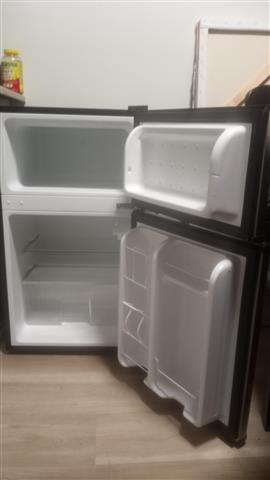 $65 : MINI REFRIGERADORA MARCA MIDEA image 2