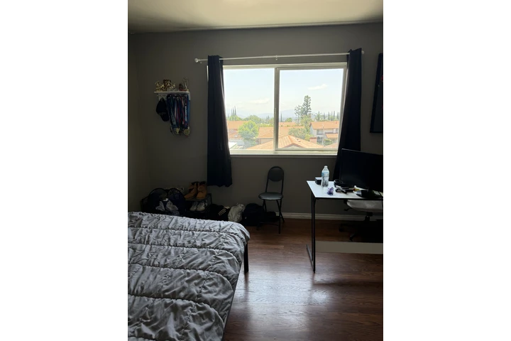 $1000 : Cuarto en Granada Hills image 1