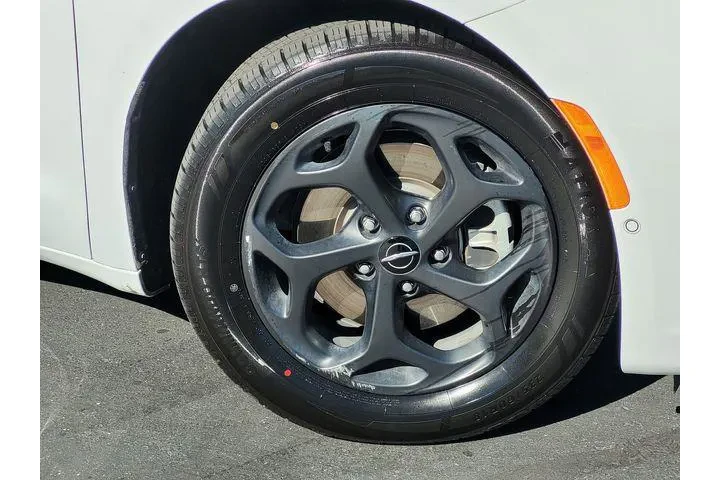 $28888 : Chrysler Pacifica Plug-In Hy image 10