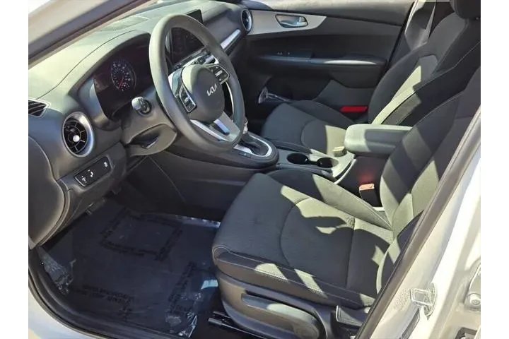 $18448 : Kia Forte 2022 LXS 4dr Sedan image 9