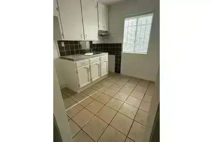 $1145 : L.A. FIGUEROA/ IMPERIAL  APTO image 5