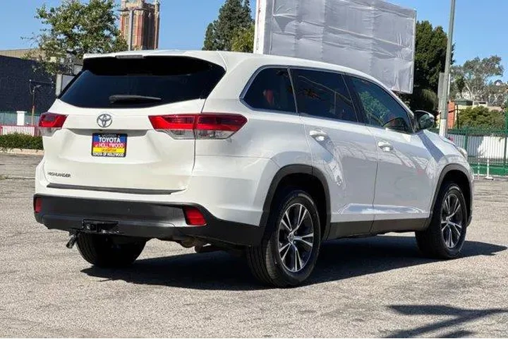 $18888 : Toyota Highlander 2019 LE 4d image 4
