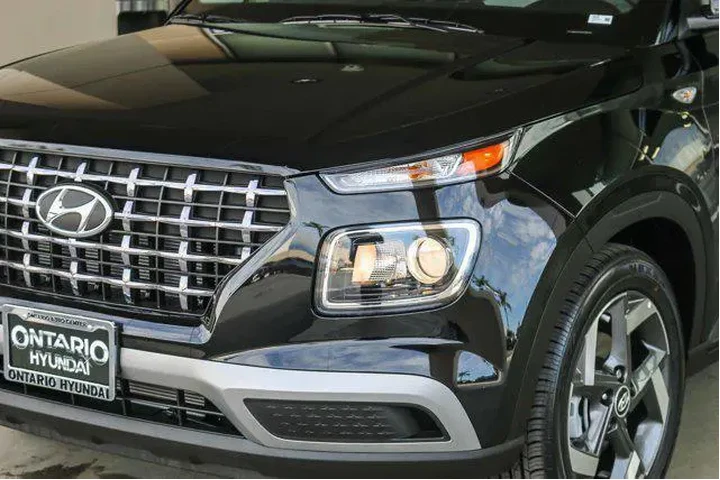 $21027 : Hyundai VENUE 2025 SEL 4dr C image 5