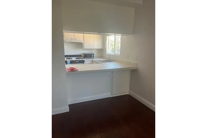 NORTH HOLLYWOOD APARTMENT image 6