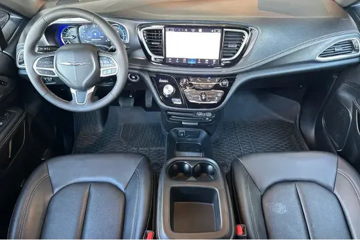 $39995 : Chrysler Pacifica Plug-In Hy image 3