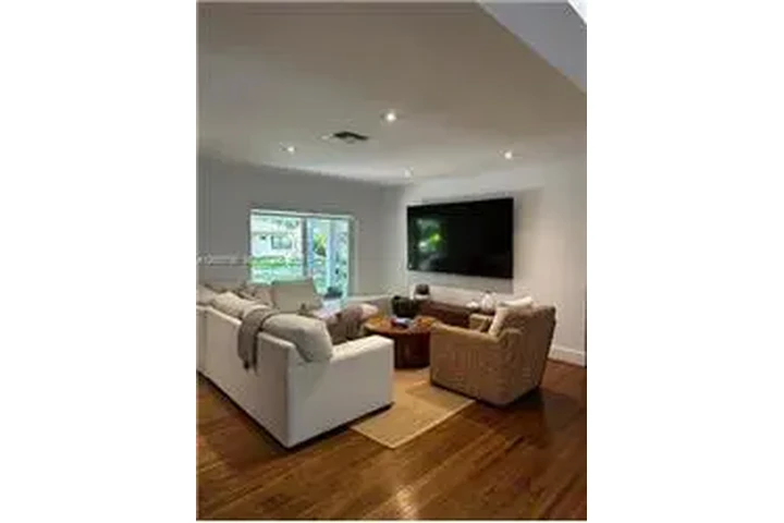 $9950 : Rental property with 3 bedro image 6