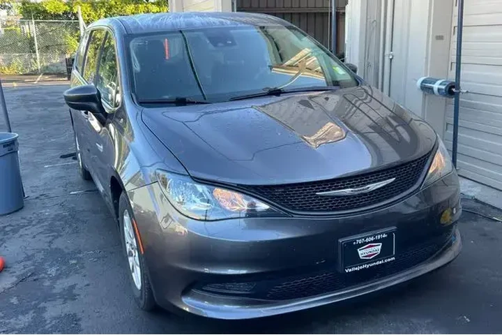 $21390 : Chrysler Voyager 2023 LX 4dr image 2