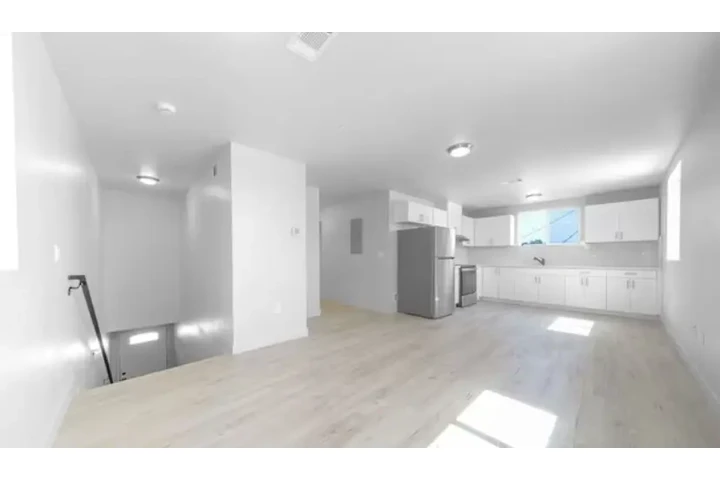 $1450 : 1Bed/1Bath Apartment in LA image 2