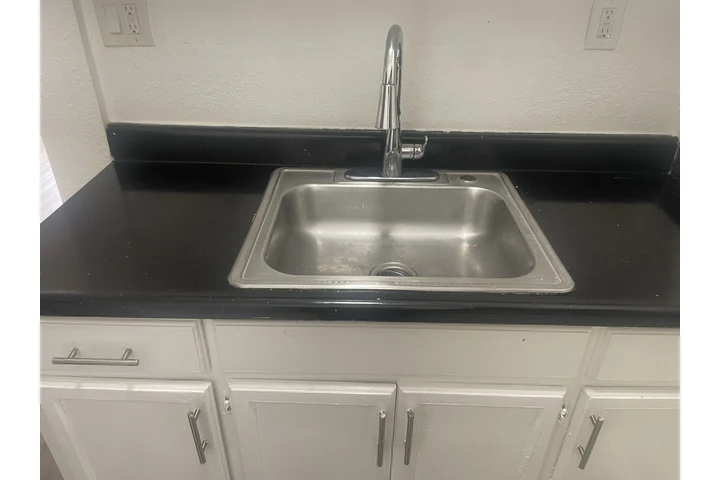 $1450 : 1443 Bonnie Brae image 3