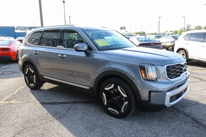 $35988 : 2025 Telluride S FWD image 3