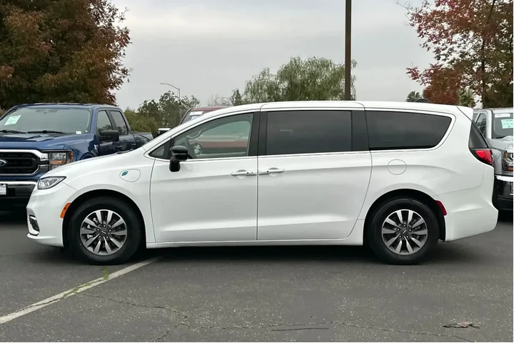 $27995 : Chrysler Pacifica Plug-In Hy image 6