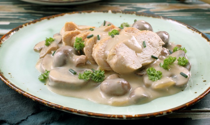 Pollo con crema de champiñones