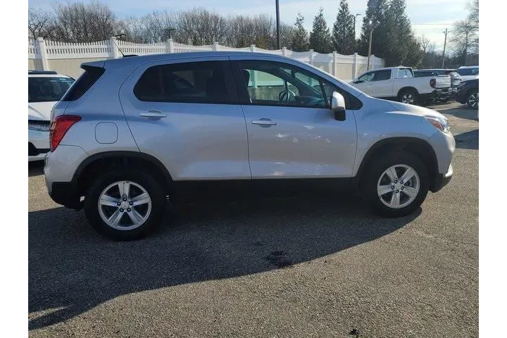$17372 : Chevrolet Trax 2022 AWD LS 4 image 5