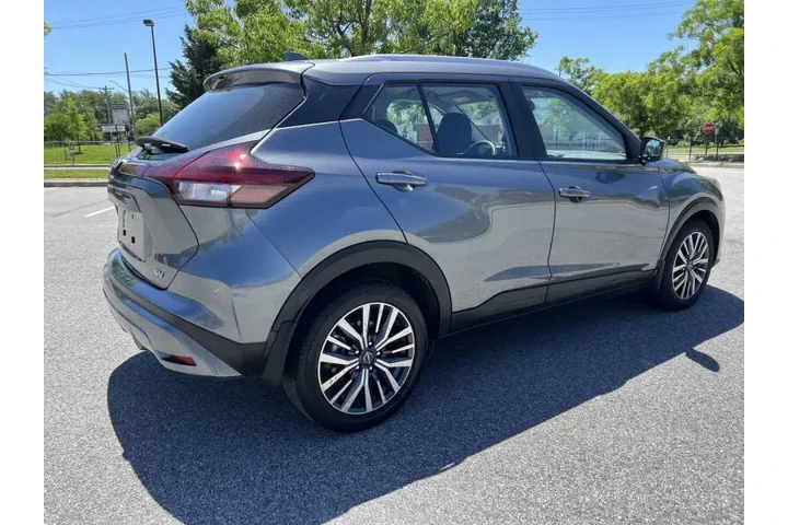 $10500 : 2023 Kicks SV image 6