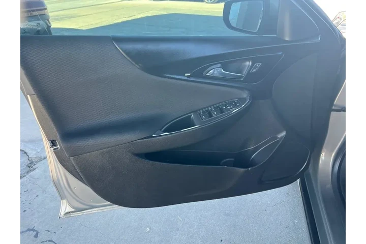 2018 Malibu LT image 10