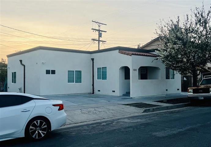 $2155 : Beautiful 2 bedroom home in LA image 1