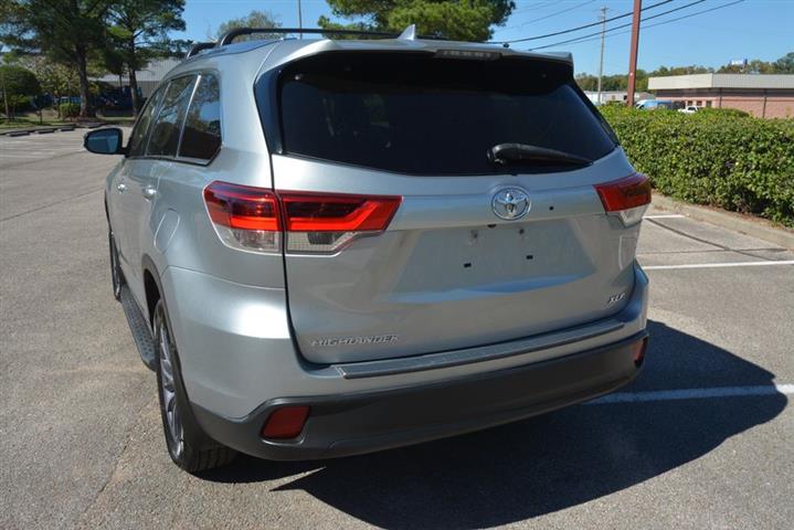 2017 Highlander XLE image 9