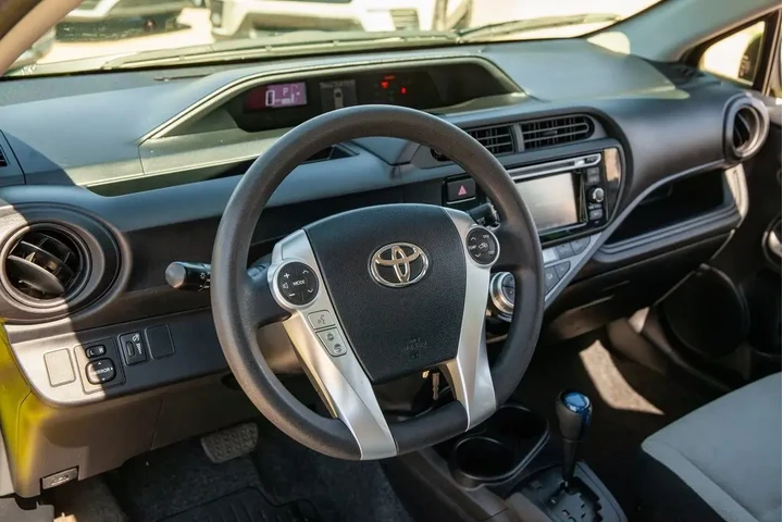 2016 Prius c One image 10