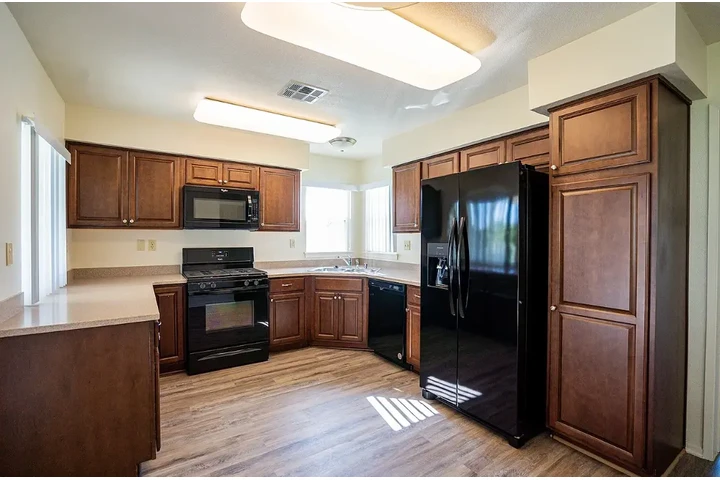 $2500 : 3 bedroom apartment image 7