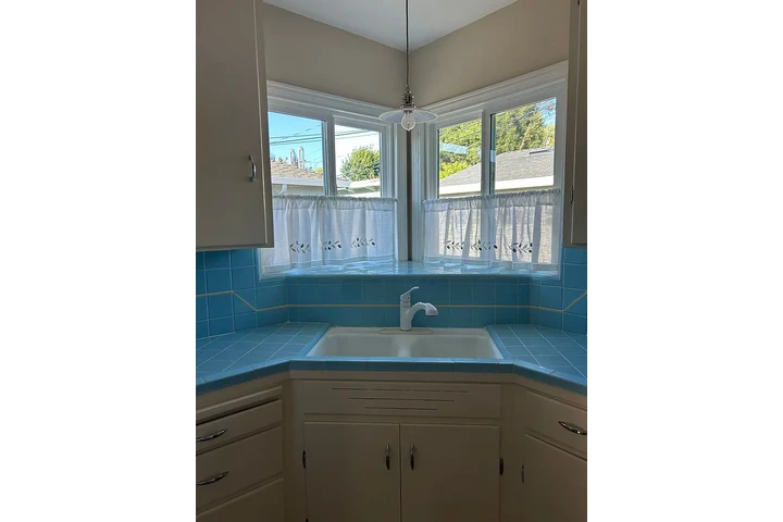 $900 : 2 BR/1 Ba charming cottage dup image 6