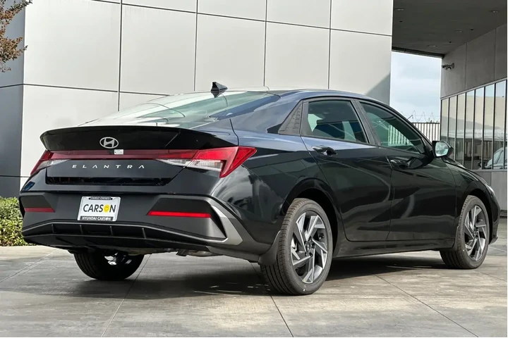 $23000 : Hyundai ELANTRA 2025 SEL Spo image 4