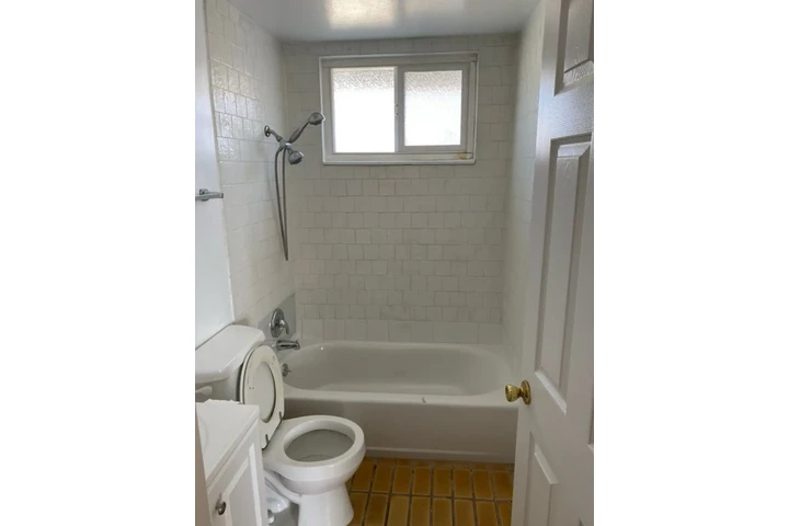 $2450 : 3 Bed 2Bath Home in Montebello image 8