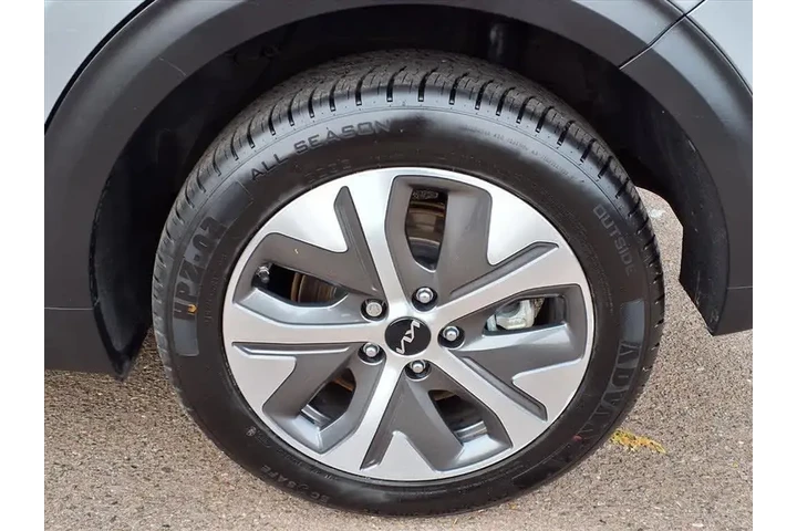 $12495 : Kia Niro EV 2022 S 4dr Cross image 8