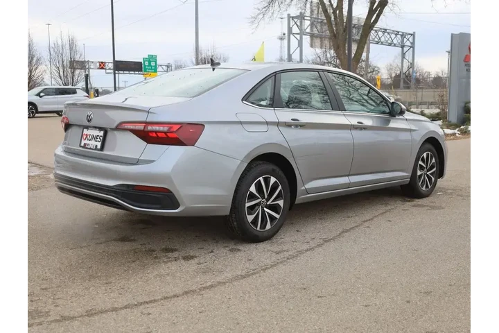 $15477 : Volkswagen Jetta 2024 S 4dr image 10