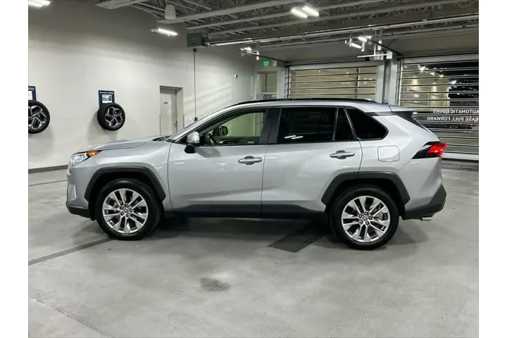 $24880 : Toyota RAV4 2020 AWD XLE Pre image 3