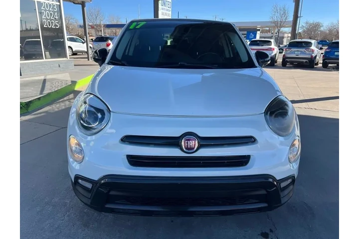 2017 500x Lounge AWD image 2