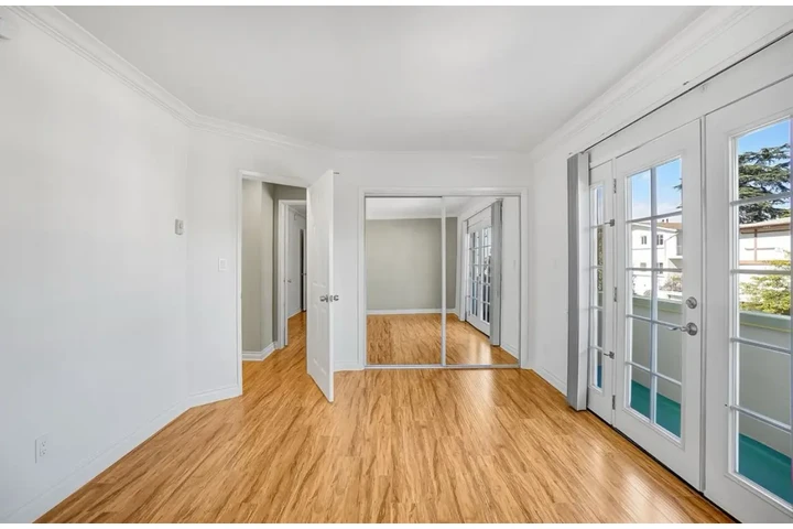 $1950 : 2 Bedroom Apt in Koreatown, LA image 7