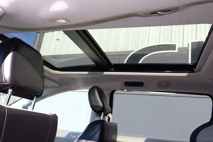 $27988 : 2023 Pacifica Hybrid Limited image 9