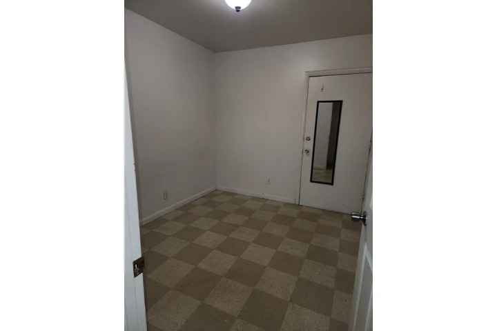 $800 : SE RENTA UN CUARTO  MUJER SOLA image 3