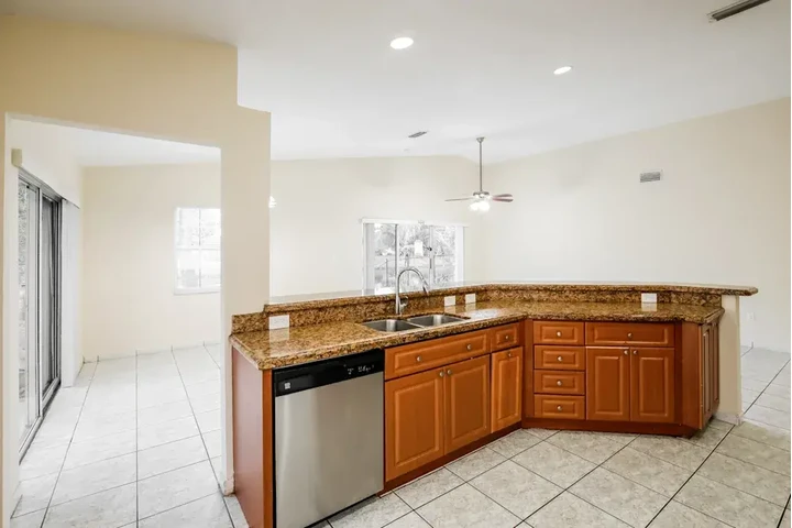 $2500 : 3 Bedroom house in Miami FL image 4